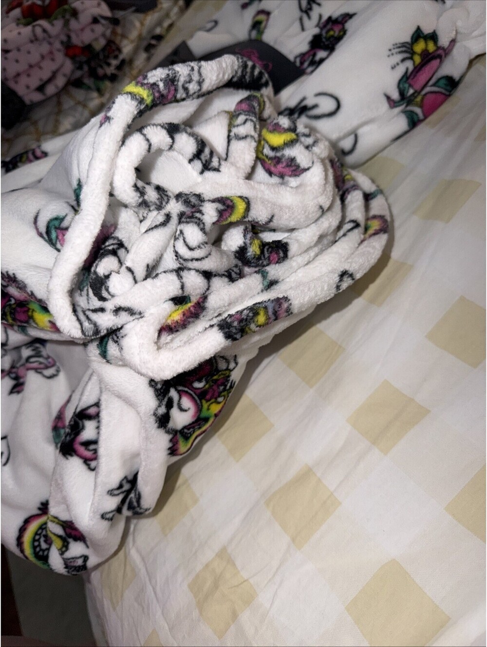 Ed Hardy Twin Plush Blanket Skull Heart Tattoo White 60x90 NWT - Picture 4 of 7